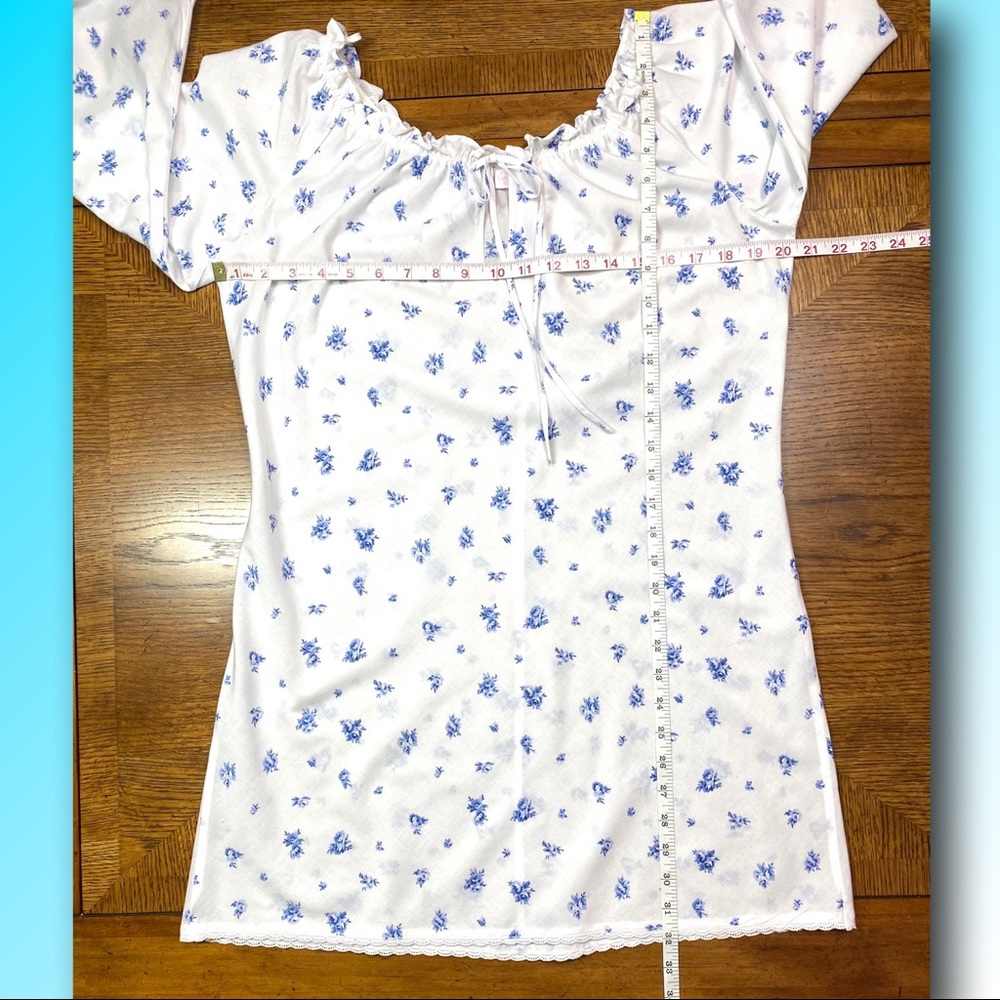 Vintage Victoria’s Secret Blue Rose Print Bell Sleeve Chemise Nightgown
Size M - Picture 5 of 9